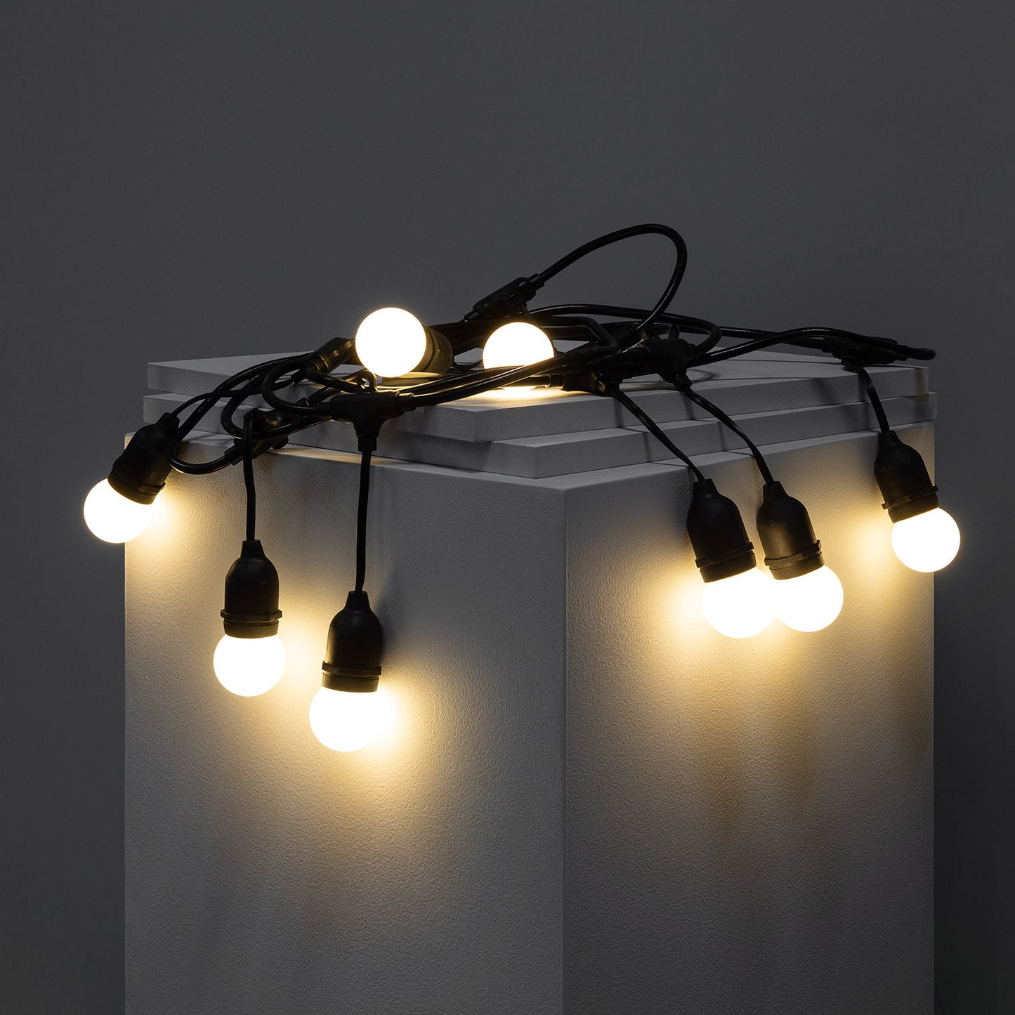 Kit Guirlande Waterproof 5.5m Noire + 8 Ampoules LED E27 G45 3W de Couleurs