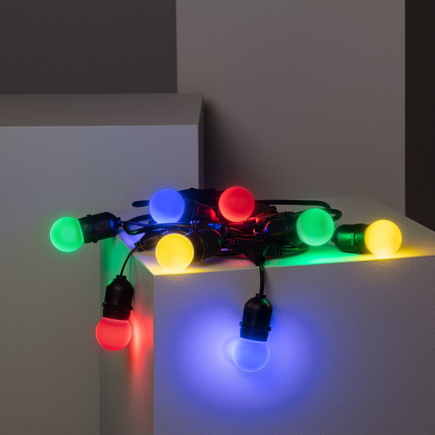 Kit Guirlande Waterproof 5.5m Noire + 8 Ampoules LED E27 G45 3W de Couleurs