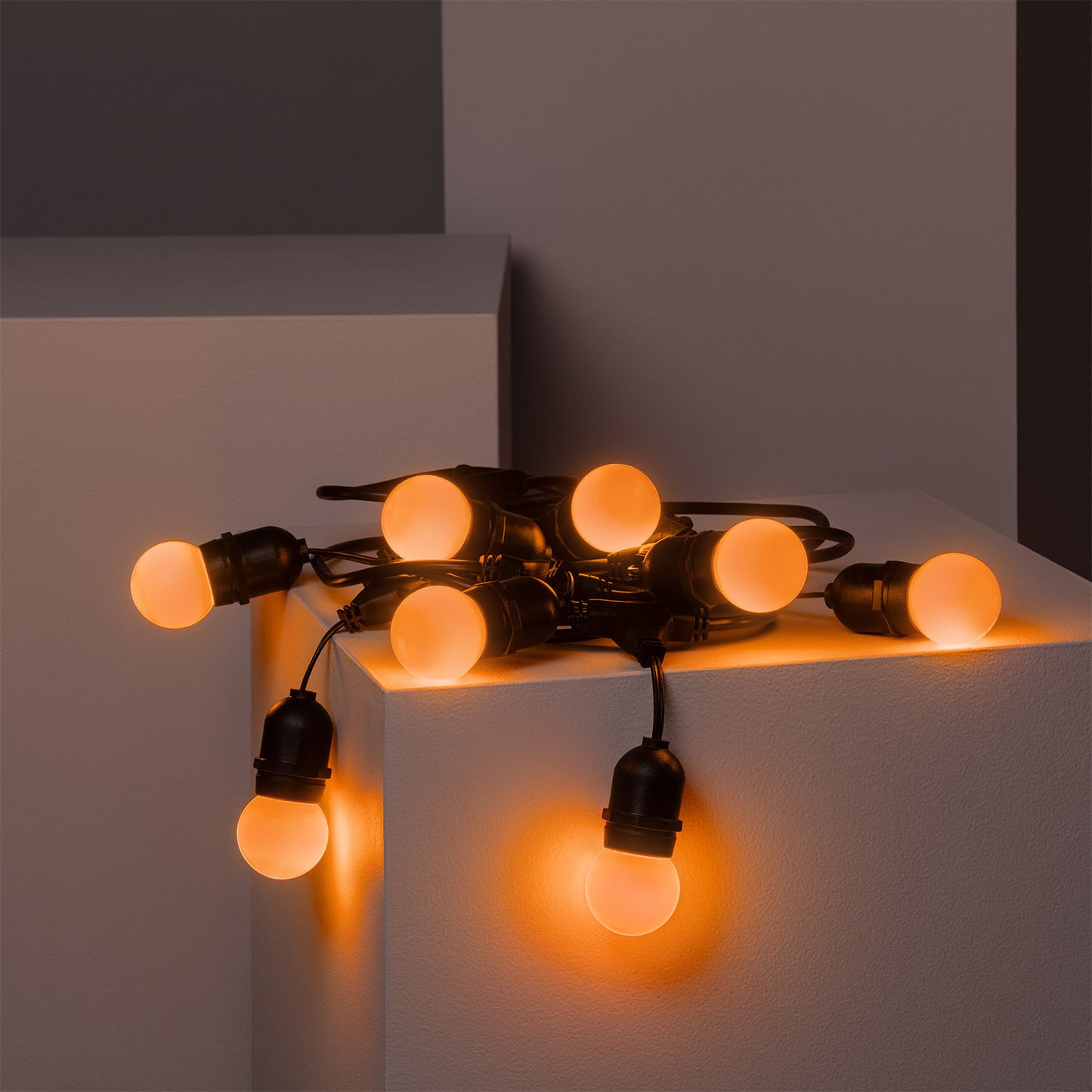 Kit Guirlande Waterproof 5.5m Noire + 8 Ampoules LED E27 G45 3W de Couleurs