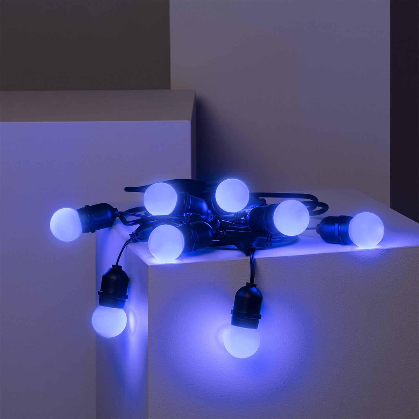 Kit Guirlande Waterproof 5.5m Noire + 8 Ampoules LED E27 G45 3W de Couleurs