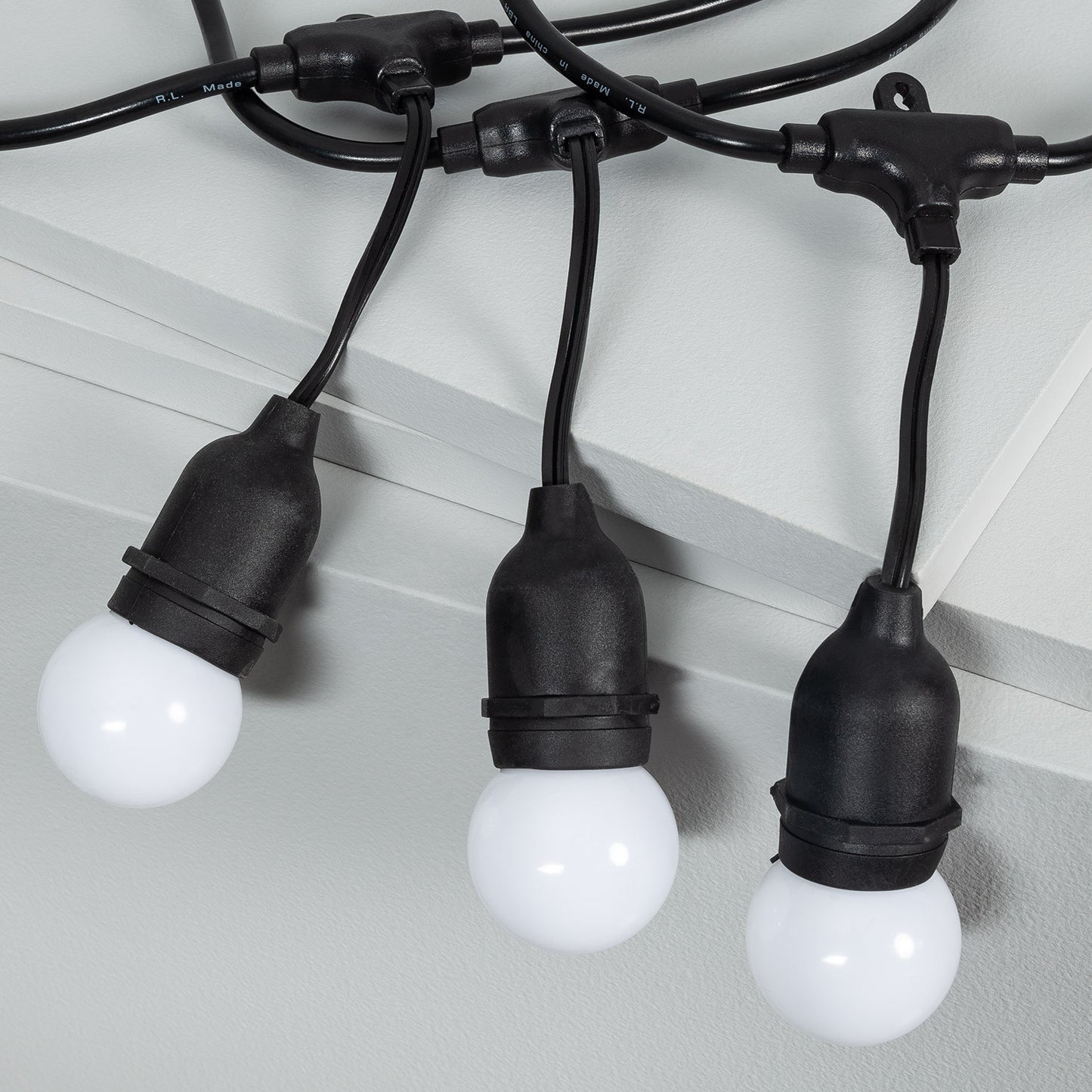 Kit Guirlande Waterproof 5.5m Noire + 8 Ampoules LED E27 G45 3W de Couleurs