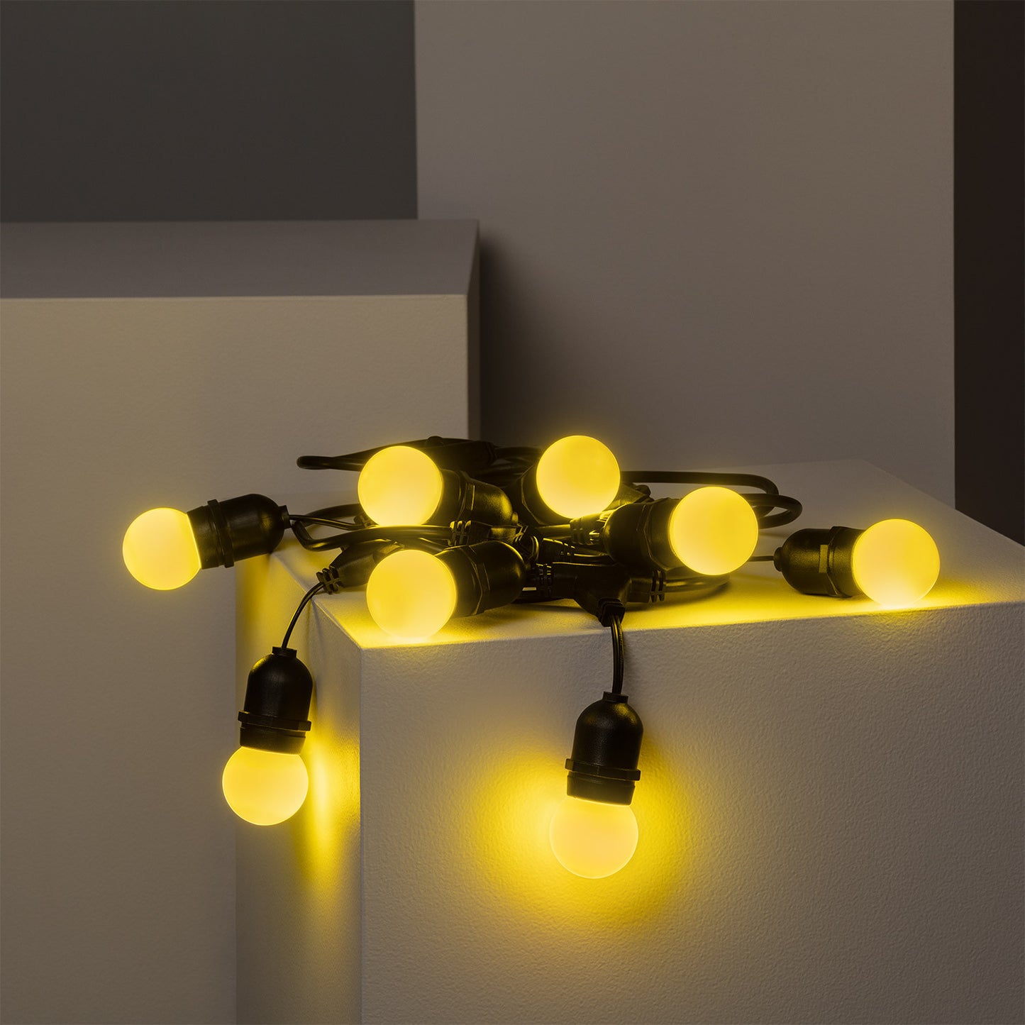 Kit Guirlande Waterproof 5.5m Noire + 8 Ampoules LED E27 G45 3W de Couleurs