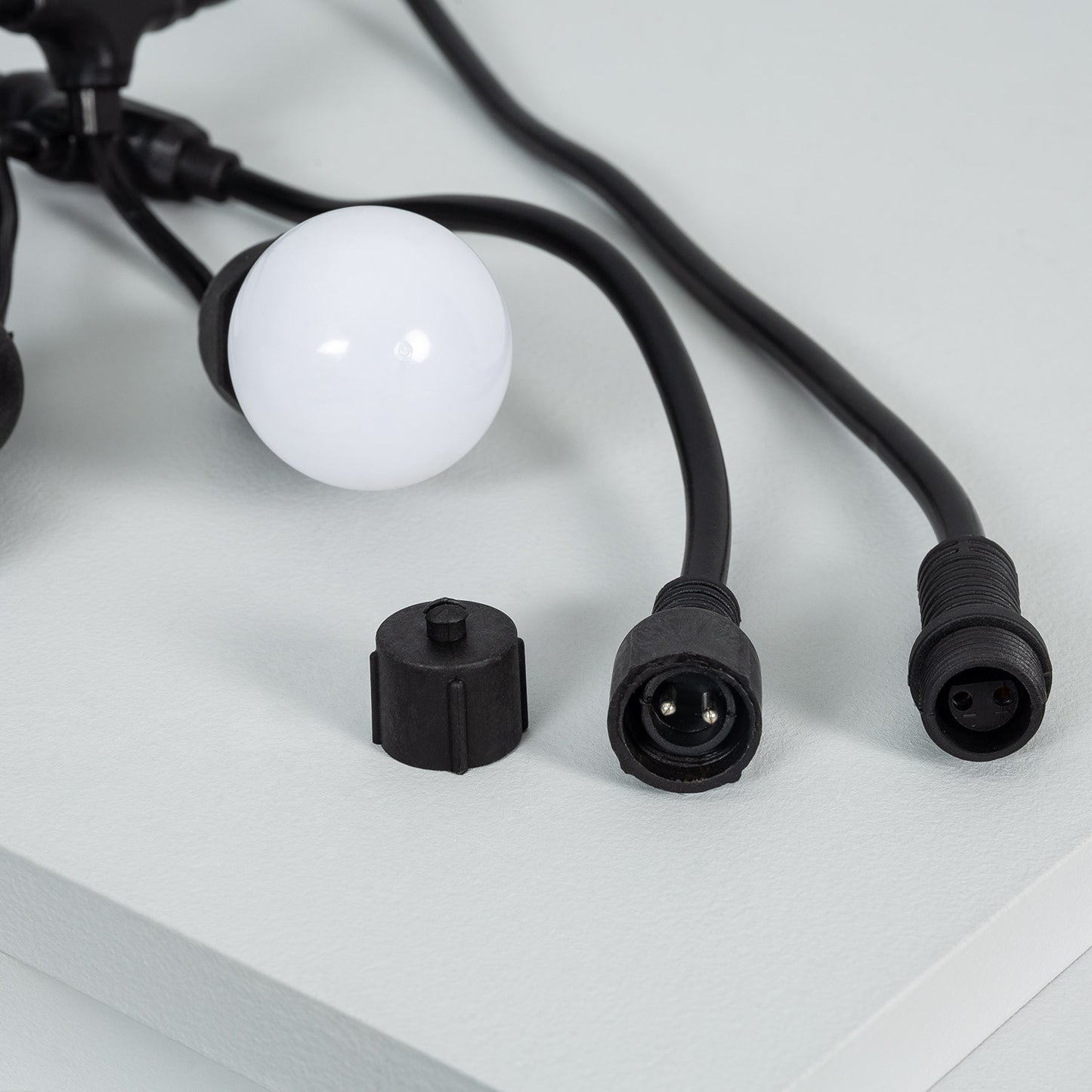 Kit Guirlande Waterproof 5.5m Noire + 8 Ampoules LED E27 G45 3W de Couleurs